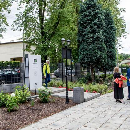 Zwiedzanie Parku Kieszonkowego i Parku Planty w Mikołowie, prezentacja działań w zakresie przystosowania do zmian klimatu. (wygenerowano przez AI)