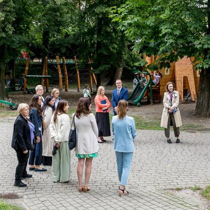 Zebrała się grupa ekspertów i urzędników w parku, omawiając strategie adaptacji klimatycznej. (wygenerowano przez AI)
