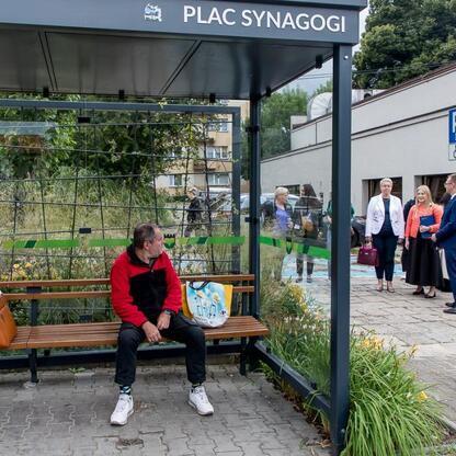 Zjazd wojewódzki na PLAC SYNAGOGI w Mikołowie, gdzie omawiane są działania w ramach Regionalnego Planu Adaptacji do zmian klimatu. (wygenerowano przez AI)