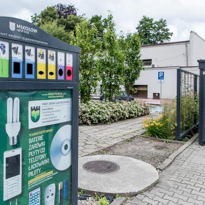 Recykling stacja w Mikołowie, Polska, z oznakami na sortowanie odpadów elektronicznych. (wygenerowano przez AI)