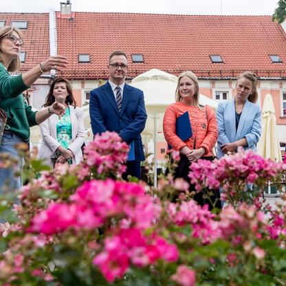 Joanna Bojczuk i Aneta Esnekier uczestniczą w edukacyjnym spacerze w Mikołowie, omawiając Regionalny Plan Adaptacji do zmian klimatu dla Śląska. (wygenerowano przez AI)