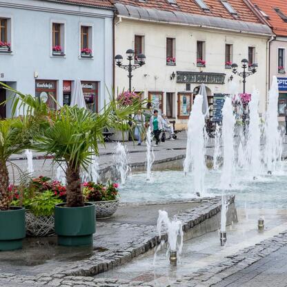 Mikołowski plac z fontanną i zielonymi przestrzeniami, symbol adaptacji klimatycznej. (wygenerowano przez AI)