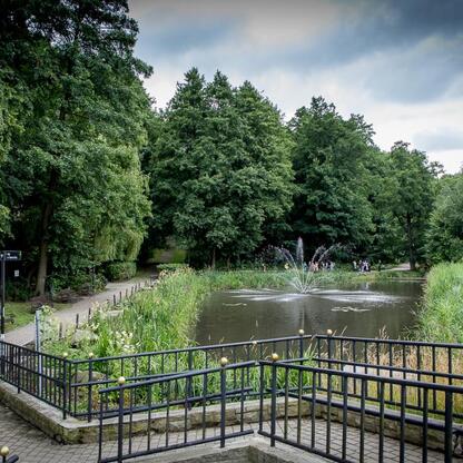 Park Kieszonkowy w Mikołowie, zieleń i wodę w sercu miasta. (wygenerowano przez AI)