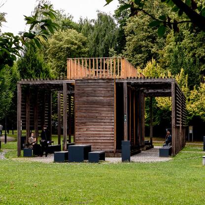 Modern, partially constructed wooden structure in a lush park, part of a climate adaptation project in Silesia, Poland. (wygenerowano przez AI)
