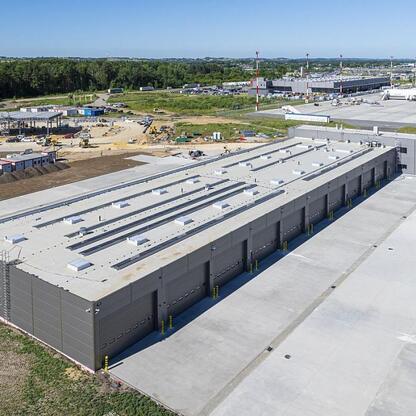 Nowy hangar w Katowice Airport w Pyrzowicach, oznaczający rozwój infrastruktury lotniska. (wygenerowano przez AI)