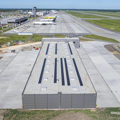 Katowice Airport w Pyrzowicach: nowe parkingi, hangary z panelem słonecznym i rozbudowa infrastruktury. (wygenerowano przez AI)
