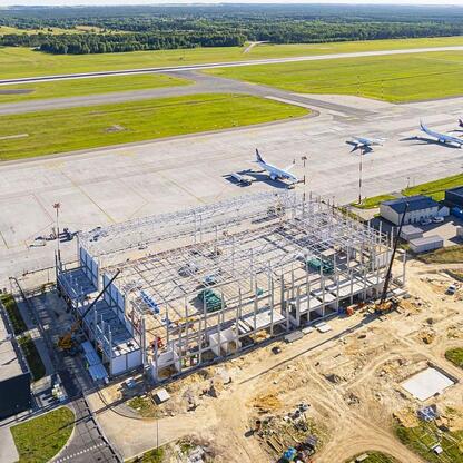 Katowice Airport w Pyrzowicach: budowa nowego terminalu i infrastruktury lotniska. (wygenerowano przez AI)