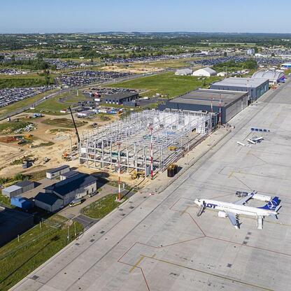Katowice Airport w Pyrzowicach: rozbudowa i modernizacja lotniska, nowe parkingi i terminal pasażerski. (wygenerowano przez AI)