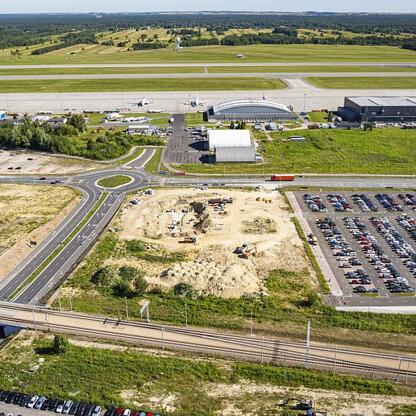 Nowy parking terenowy Katowice Airport w Pyrzowicach, z 757 miejscami postojowymi, oświetlony i wyposażony w nowoczesne systemy monitoringu i parkingowe. (wygenerowano przez AI)