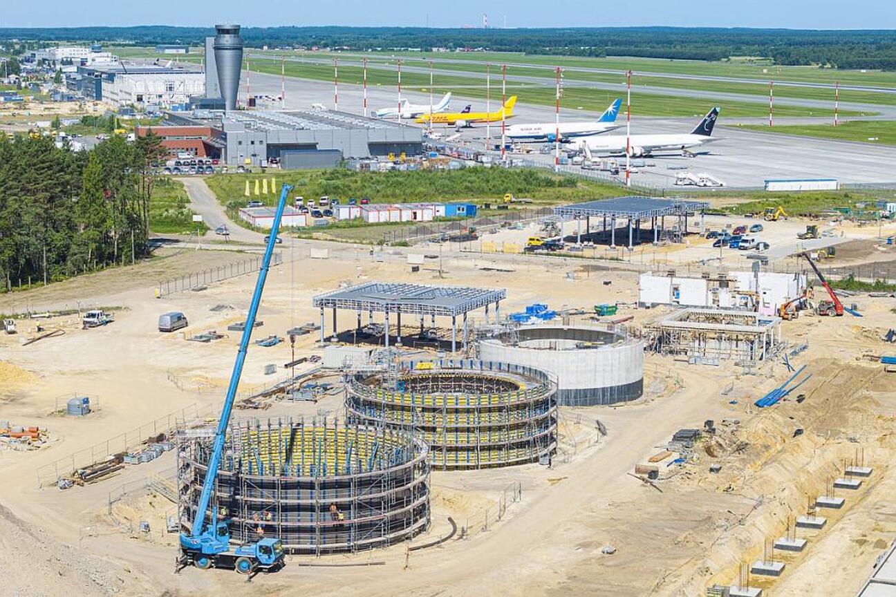 Nowy multimodalny węzeł logistyczny w Katowice Airport w Pyrzowicach. Inwestycja z Unii Europejskiej. (wygenerowano przez AI)