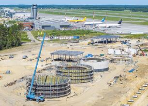 Nowy multimodalny węzeł logistyczny w Katowice Airport w Pyrzowicach. Inwestycja z Unii Europejskiej. (wygenerowano przez AI)