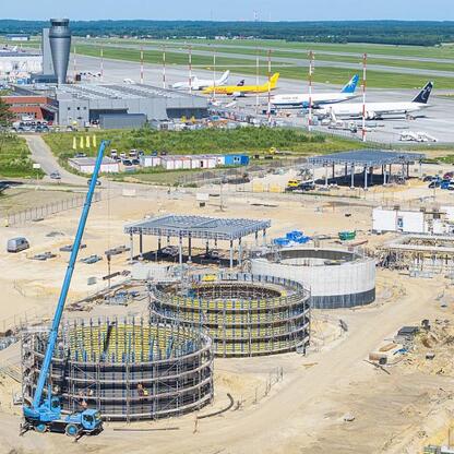 Nowy multimodalny węzeł logistyczny w budowie na Katowice Airport w Pyrzowicach. (wygenerowano przez AI)