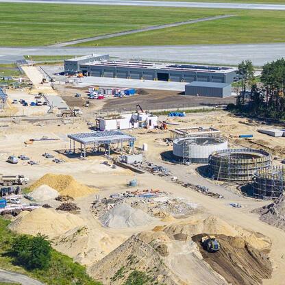 Katowice Airport w Pyrzowicach: rozbudowa i modernizacja infrastruktury lotniska. (wygenerowano przez AI)