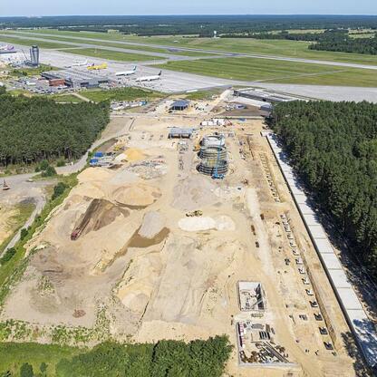 Nowy multimodalny węzeł logistyczny w Katowice Airport w Pyrzowicach. Inwestycja z Unii Europejskiej. (wygenerowano przez AI)