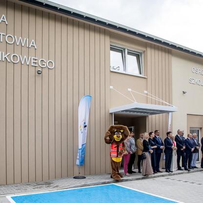 Modernizacja stacji Pogotowia Ratunkowego w Rudzkiej, finansowana przez województwo śląskie, zainwestowana w blisko 12 mln zł. (wygenerowano przez AI)