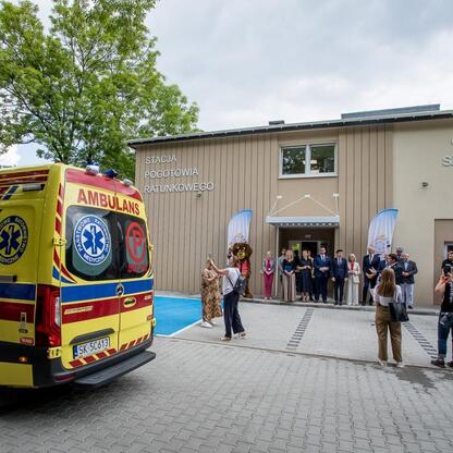 Zwiedzanie nowego budynku Stacji Pogotowia Ratunkowego w Rudzkiej, modernizacji wartej 12 mln zł. (wygenerowano przez AI)