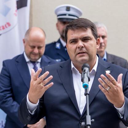 Wicemarszałek Leszek Pietraszek i wojewoda Marek Wójcik na konferencji prasowej o modernizacji Rudzkiego Pogotowia Ratunkowego. (wygenerowano przez AI)