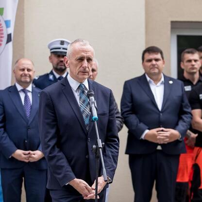 Wicemarszałek Leszek Pietraszek przemawia na konferencji prasowej w Rudzkiej stacji Pogotowia Ratunkowego, podkreślając znaczenie modernizacji dla bezpieczeństwa mieszkańców. (wygenerowano przez AI)