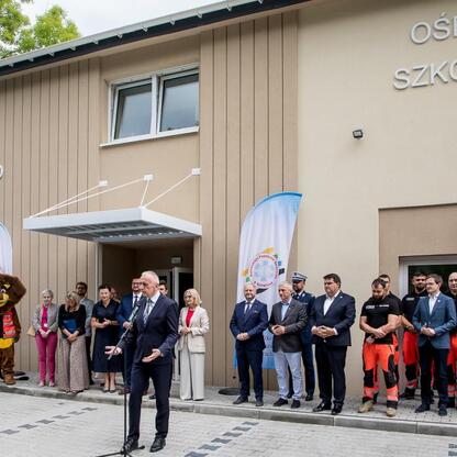 Zakończenie modernizacji stacji Pogotowia Ratunkowego w Rudzkiej, Śląskie. Uczestniczyli wicemarszałek, wojewoda, dyrektor i parlamentarzyści. (wygenerowano przez AI)