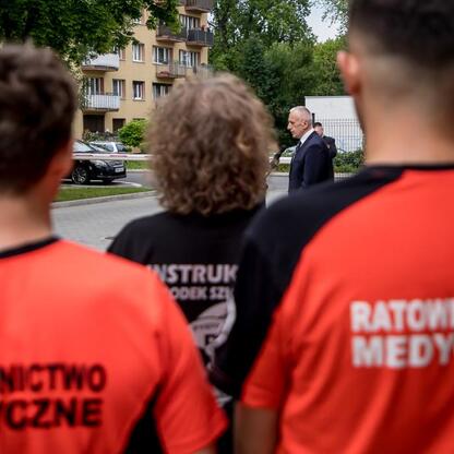 Wicemarszałek Leszek Pietraszek przemawia na konferencji prasowej w Rudzkiej stacji pogotowia ratunkowego, podkreślając znaczenie modernizacji dla bezpieczeństwa mieszkańców. (wygenerowano przez AI)