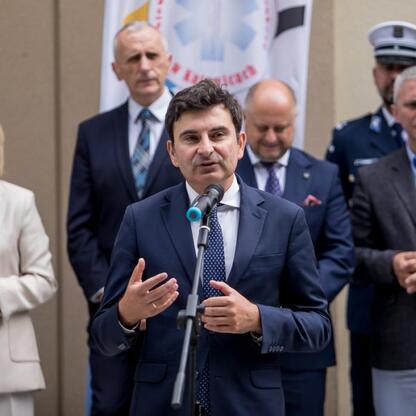 Wicemarszałek Leszek Pietraszek przemawia na konferencji prasowej w Rudzie Śląskiej, omawiając modernizację Rudzkiego Pogotowia Ratunkowego. (wygenerowano przez AI)