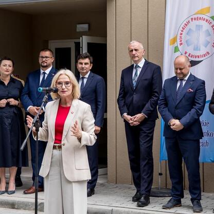 Wicemarszałek Leszek Pietraszek przemawia na konferencji prasowej w Rudzie Śląskiej, gdzie przedstawia modernizację Rudzkiego Pogotowia Ratunkowego. (wygenerowano przez AI)