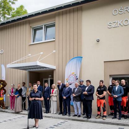 Zakończenie modernizacji stacji Pogotowia Ratunkowego w Rudzkiej, z udziałem wicemarszałka Leszka Pietraszka i parlamentarzystów. (wygenerowano przez AI)