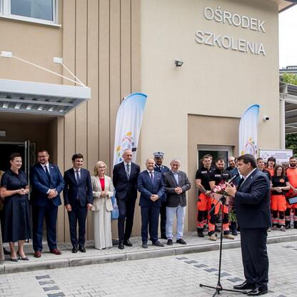 Wicemarszałek Leszek Pietraszek i lokalni urzędnicy uczestniczą w konferencji prasowej dotyczącej modernizacji Stacji Pogotowia Ratunkowego w Rudzkiej. (wygenerowano przez AI)