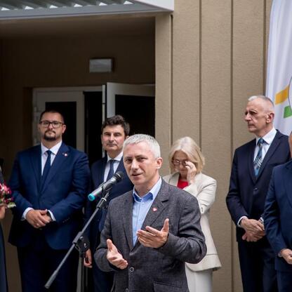 Wicemarszałek Leszek Pietraszek i wojewoda Śląskie Marek Wójcik na otwarciu modernizowanego Rudzkiego Pogotowia Ratunkowego. (wygenerowano przez AI)