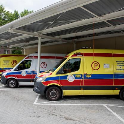 Modernizowana stacja pogotowia ratunkowego w Rudzkiej, zmodernizowana w wartości 12 mln zł, z nowymi pomieszczeniami i technologiami. (wygenerowano przez AI)