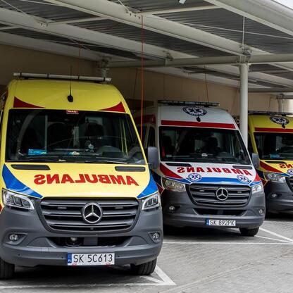 Modernizowana stacja pogotowia w Rudzkiej, z czterema nowymi ambulansami Mercedes-Benz, pod nową dachówką. (wygenerowano przez AI)