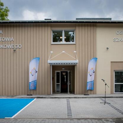 Renowowany budynek stacji pogotowia ratunkowego w Rudzkiej, modernizowany w wartości 12 mln zł. (wygenerowano przez AI)