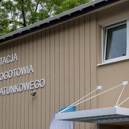 Modernizacja stacji pogotowia ratunkowego w Rudzkiej, znakomita inwestycja w bezpieczeństwo mieszkańców Śląska. (wygenerowano przez AI)