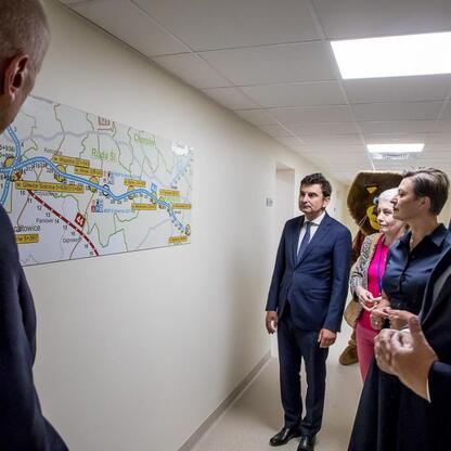 Grupa oficjalnych i przedstawicieli zebrała się w modernizowanym budynku, omawiając plany rozbudowy Rudzkiego Pogotowia Ratunkowego. (wygenerowano przez AI)