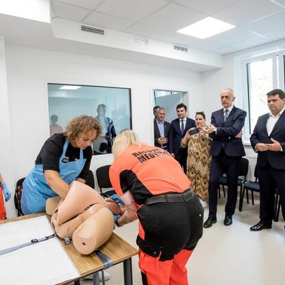 Wicemarszałek Leszek Pietraszek obserwuje demonstrację technik ratownictwa medycznego w nowo wyremontowanej stacji Pogotowia Ratunkowego w Rudzie Śląskiej. (wygenerowano przez AI)