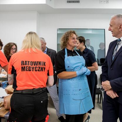 Wicemarszałek Leszek Pietraszek i uczestnicy szkolenia w modernizowanej stacji Pogotowia Ratunkowego w Rudzkiej. (wygenerowano przez AI)