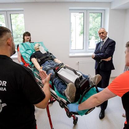 Wicemarszałek Leszek Pietraszek uczestniczy w szkoleniach medycznych na nowo otwartej Rudzkiej Stacji Pogotowia Ratunkowego. (wygenerowano przez AI)