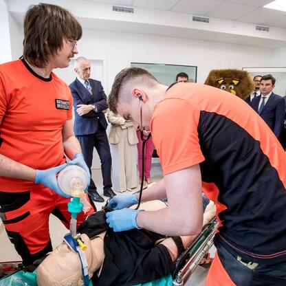 Paramedycy w Rudzkiej szkoleją na manekinie, demonstrując techniki reanimacji. (wygenerowano przez AI)
