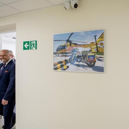 Modernizowana stacja pogotowia ratunkowego w Rudzkiej, zmodernizowana w ramach projektu wartego 12 mln zł. (wygenerowano przez AI)