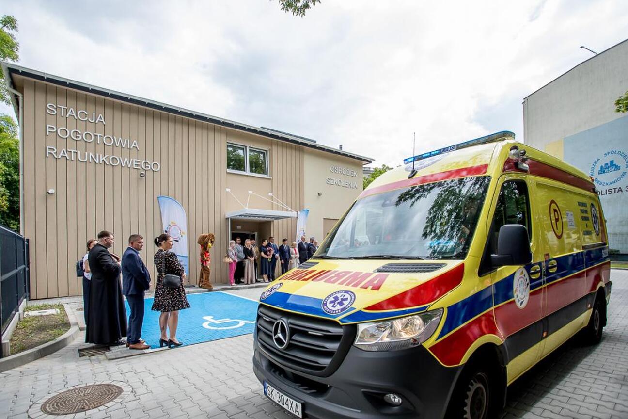 Rudzkie pogotowie w odnowionej siedzibie, inauguracja nowego Ośrodka Szkolenia. (wygenerowano przez AI)
