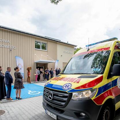Modernizacja Stacji Pogotowia Ratunkowego w Rudzkiej, finansowana na blisko 12 mln zł, zmodernizowana dla lepszej opieki zdrowotnej i komfortu pracowników. (wygenerowano przez AI)