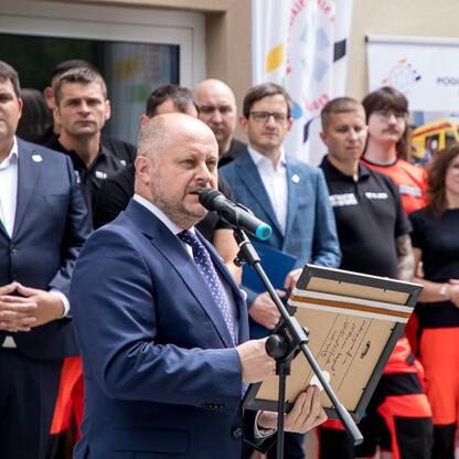 Wicemarszałek Leszek Pietraszek przemawia na konferencji prasowej o modernizacji Rudzkiego Pogotowia Ratunkowego. (wygenerowano przez AI)