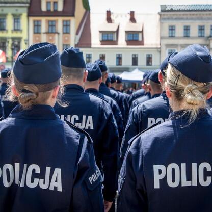 Grupa policjantów w mundurach, stojących w formacji na plenerze, podczas uroczystości Święta Policji w Rybniku. (wygenerowano przez AI)