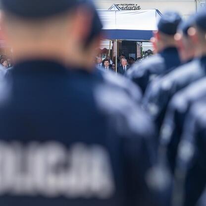 Rybnicki rynek, uroczystości z okazji Święta Policji, z udziałem wojewody Śląska i marszałka Wojciecha Saługi. (wygenerowano przez AI)