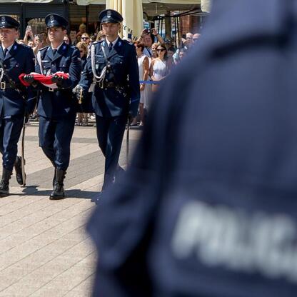 Ceremonialna parada policjantów w Rybniku, uczczenie Święta Policji. (wygenerowano przez AI)