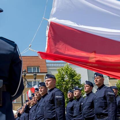 Rybnicki rynek, uroczystość Święta Policji, policjanci w formacji, flaga podnosi się, marszałek Saługa, wojewoda Wójcik, Sejmik Województwa Śląskiego, odznaczenia, nowi policjanci, sztandar, rodzinny  (wygenerowano przez AI)