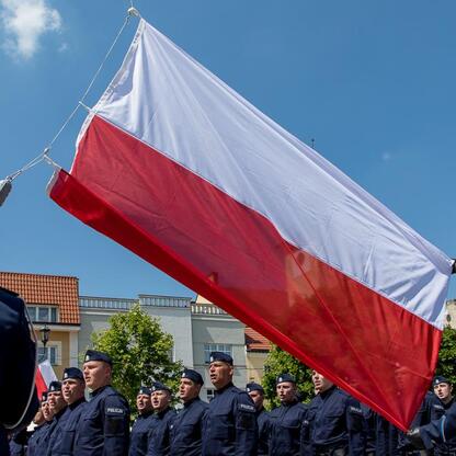 Zaprezentowane na zdjęciu uczestnicy uroczystości Święta Policji w Rybniku, Śląsk, 2023. (wygenerowano przez AI)
