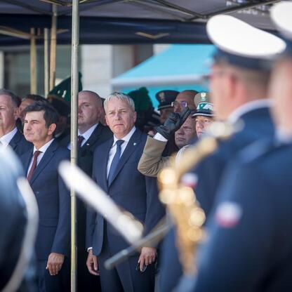 Wojciech Saługa, Marszałek Województwa Śląskiego, uczestniczy w uroczystościach z okazji Święta Policji na rybnickim rynku. (wygenerowano przez AI)