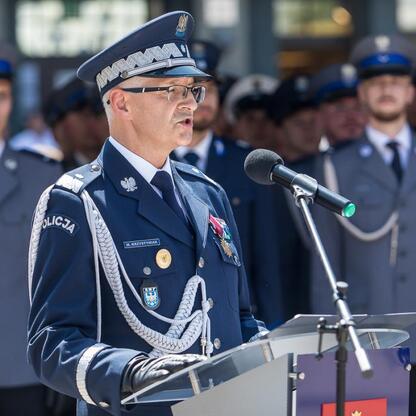 Rybnicki rynek, uroczystość Święta Policji, marszałek Saługa, wojewoda Wójcik, parlamentarzyści, policjanci, wyróżnienia, sztandar, rodzinny piknik. (wygenerowano przez AI)