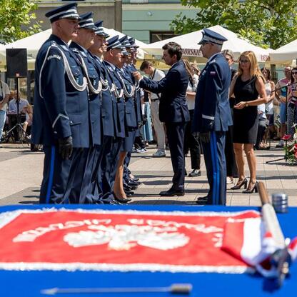 Rybnicki rynek, uroczystość Święta Policji, marszałek Saługa, wojewoda Wójcik, odznaczenia, sztandar, rodzinny piknik. (wygenerowano przez AI)